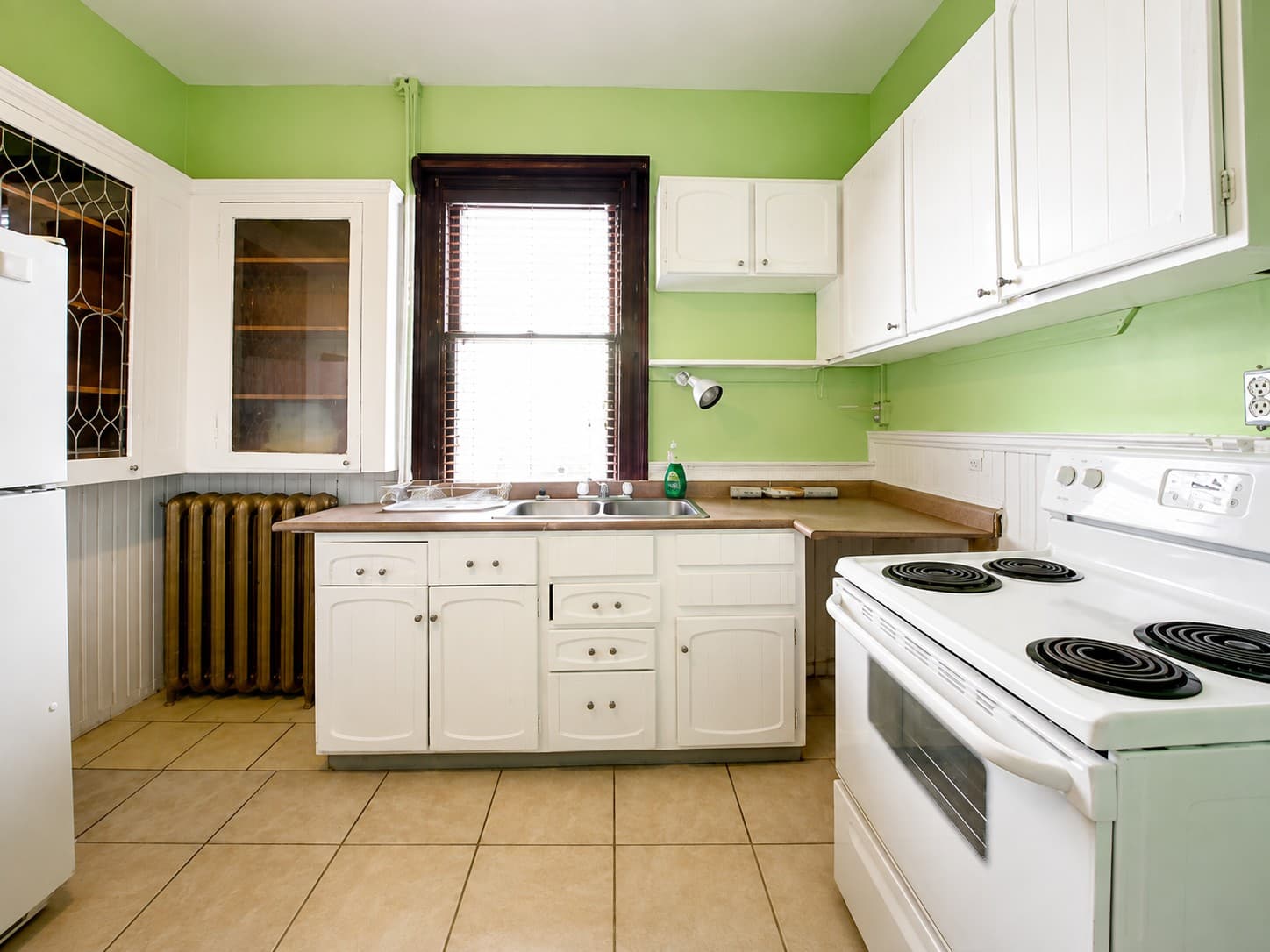 Colborne Apartments — 585 — kitchen