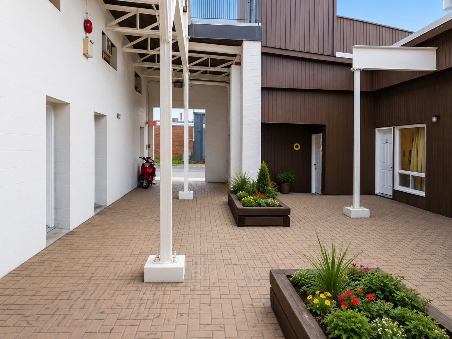 Main Apartments — landscaped interior courtyard