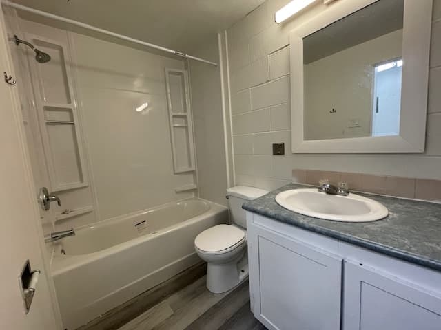Mount Royal Apartments — bathroom